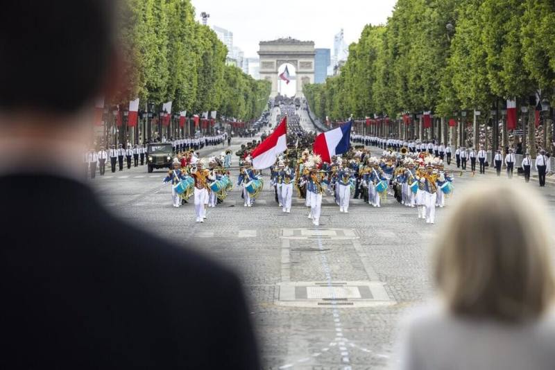 今年法國國慶主賓國為印尼，閱兵儀式由450位印尼軍官開場，包括189人組成的鼓號樂隊，兩國旗幟飄揚。（法國總統府提供）
