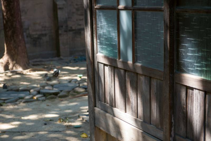 Patterned glass is a hallmark of a past era, quietly emanating the “Taiwanese sensibility” in the old window frames. 
(photo by Kent Chuang)