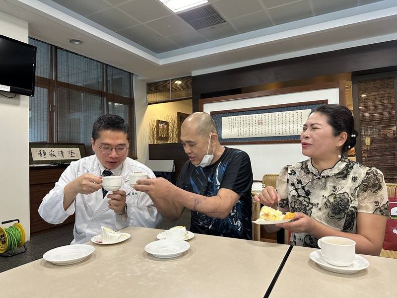 62歲胡先生（中）3月在工地遭300公斤鋼梁重壓，全身重創、一度命危，經4次手術、輸血2.4萬C.C，治療72天後出院，胡先生感謝主治醫師高國堯（左），讓他有重生機會