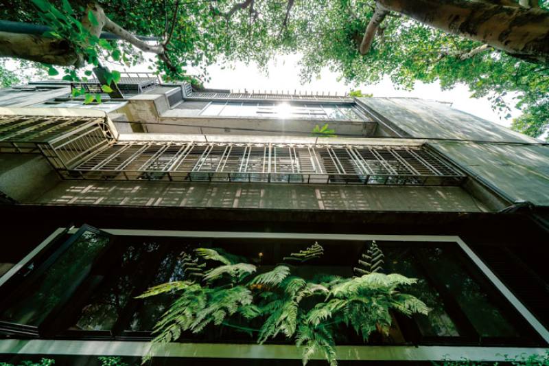 Although they may be on their way out, Taiwan’s old walkup apartment buildings resonate deeply with many people and still comprise a vital part of Taiwan’s housing stock.