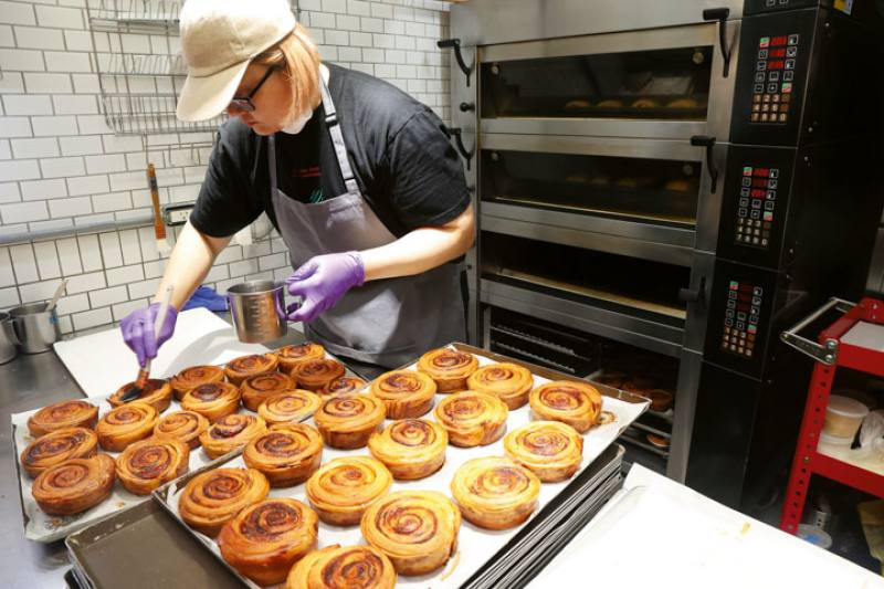 Riding the wave of the popularity of cinnamon rolls, Taiwanese bakers have developed cinnamon croissants.​​