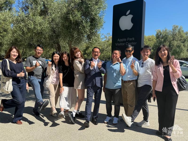 活潑熱情的臺裔工程師歡迎僑務委員會副委員長阮昭雄(中)抵達矽谷