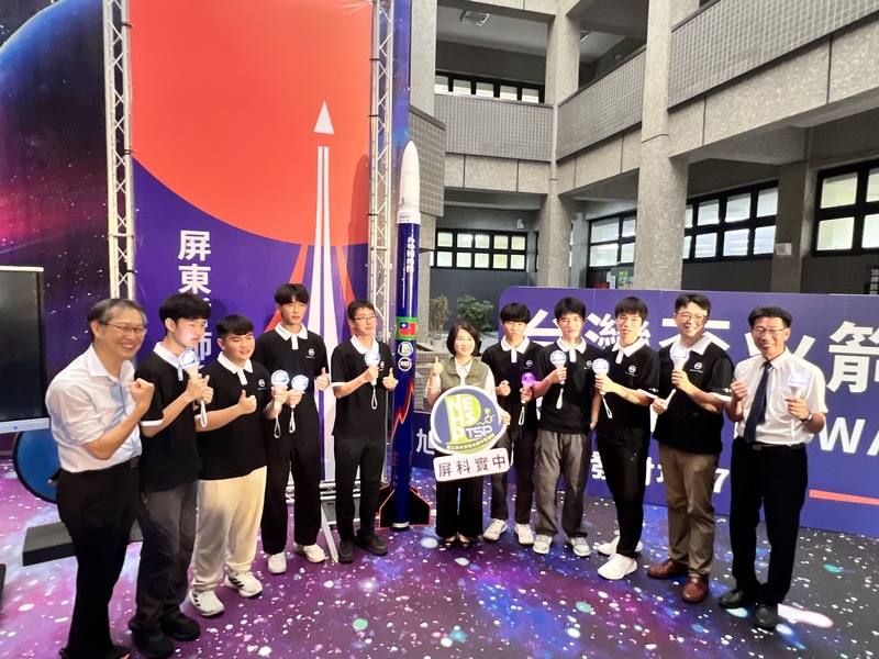 由屏東縣政府與TASA國家太空中心攜手主辦的「2025台灣盃火箭競賽決賽」將登場，屏東地主隊屏科實驗高中晉級決賽，縣長周春米（中）15日出席誓師記者會，為學子加油
