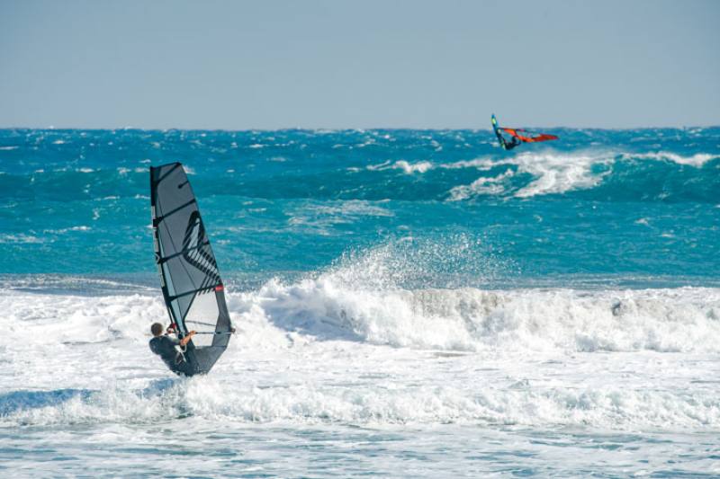 The world-class waves brought by the Northeast Monsoon attract top-tier windsurfers from around the world to compete in Taitung.
(photo by Lin Min-hsuan)​​