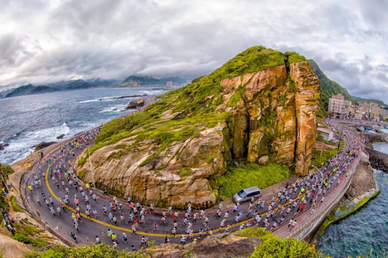 The Wan Jin Shi Marathon passes through the magnificent coastal scenery of Yeliu. (photo by Wang Weisha)​​