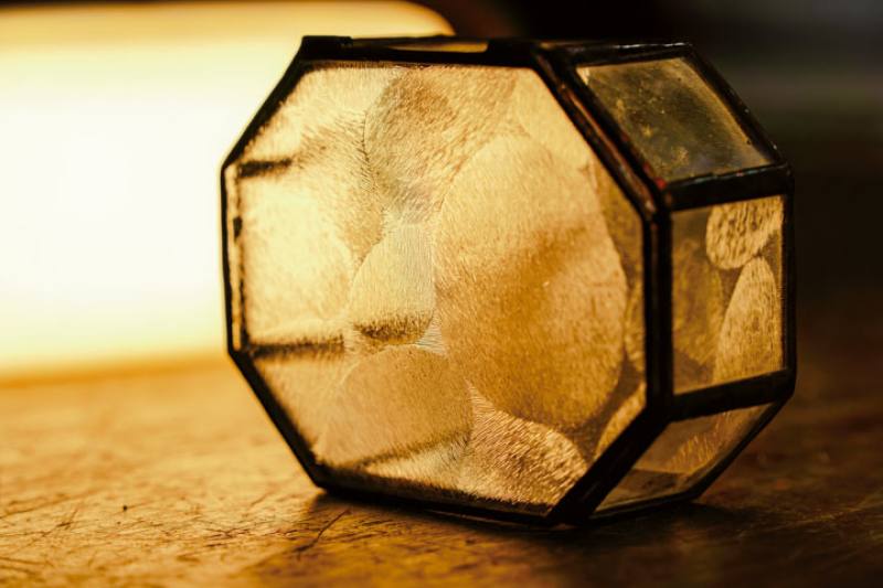 Ziai Studio has worked with Mingshun Glass to create retro-looking patterned-glass caskets. The photo shows glass with leaf patterns, which is very rare.