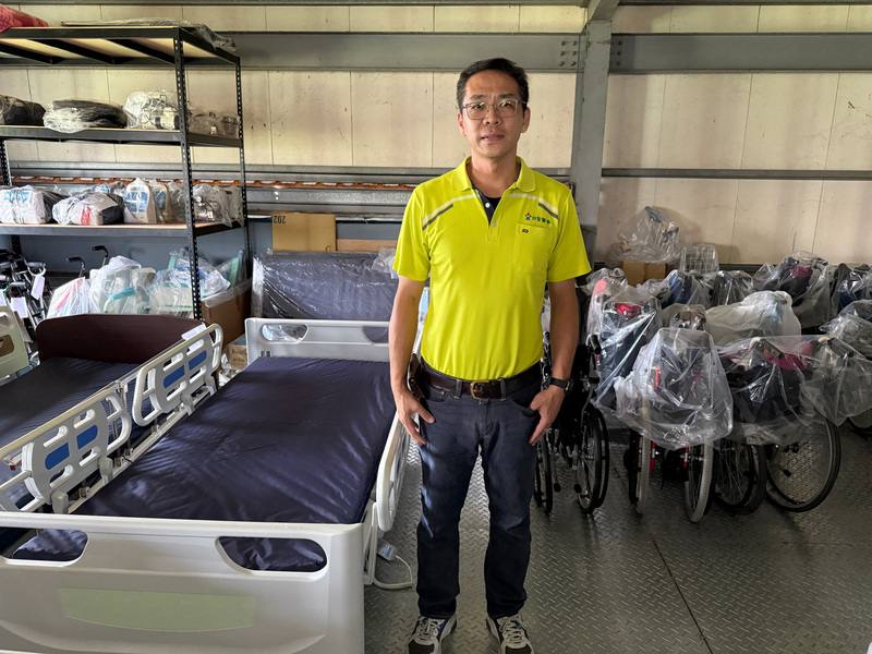 日寶事業有限公司負責人李仁傑（圖）販售輔具，也少見在南投縣經營二手輔具交流及租賃，讓原本可能被丟棄、擺家中占空間的不適用輔具重新發揮價值，減少鐵、鋁合金等製造原料用量，進而達成減碳
