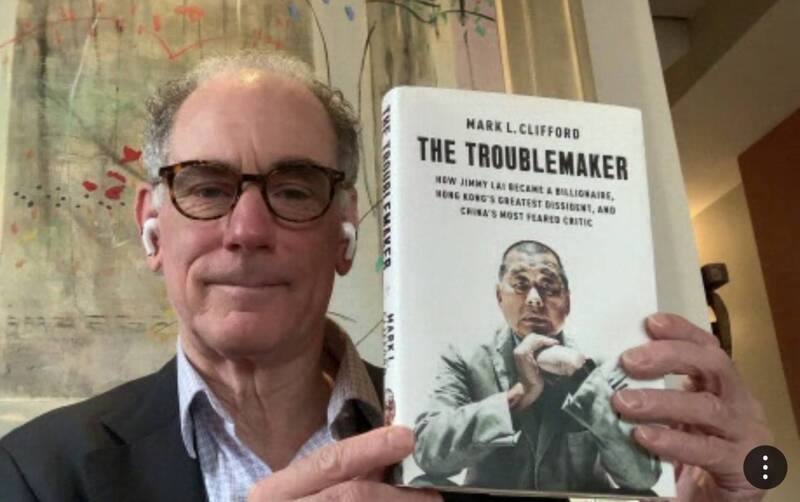 與黎智英相識逾30年的祈福德（Mark Clifford）說，他撰寫「黎智英傳：從億萬富翁，到中國最懼怕的批評者」一書，是因為黎智英是值得被世界關注的人，他希望黎智英、仍被關押的蘋果日報高層，甚至是其他香港及中國大陸的政治犯知道，「世界沒有忘記你們」。該書的英文版2024年出版，中文版2025年7月在台灣出版。（視訊截圖）