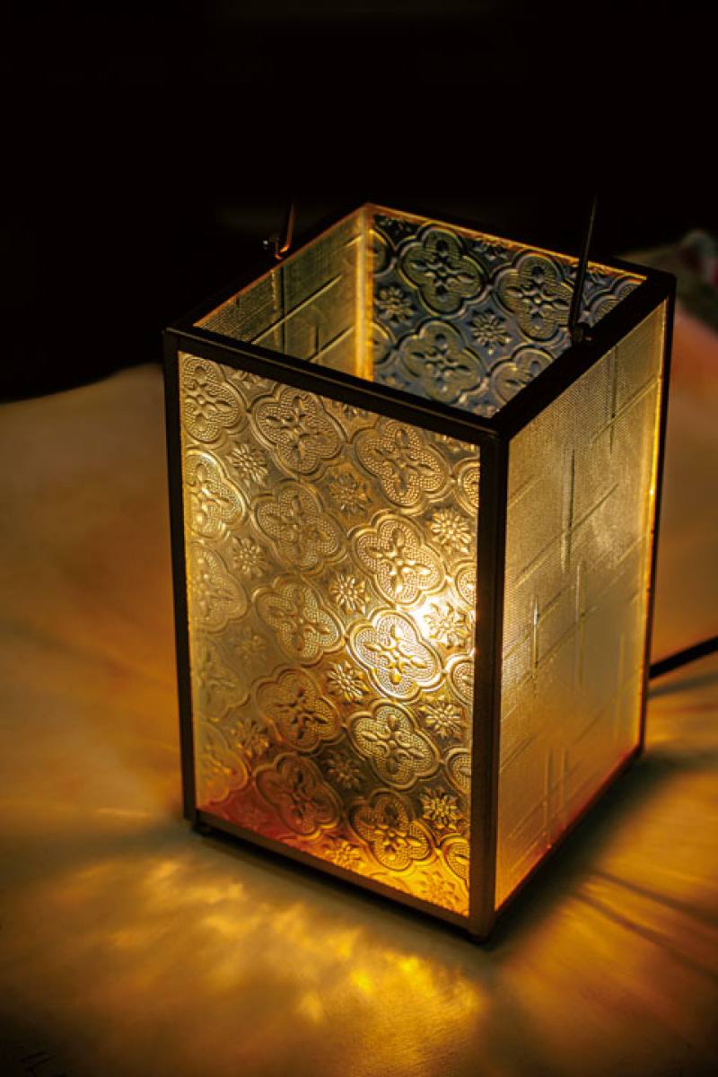 Patterned glass with haitang floral designs used to serve as windowpanes. Now it is turned into craft pieces that emanate a distinctively Taiwanese sensibility, perfect as gifts.
