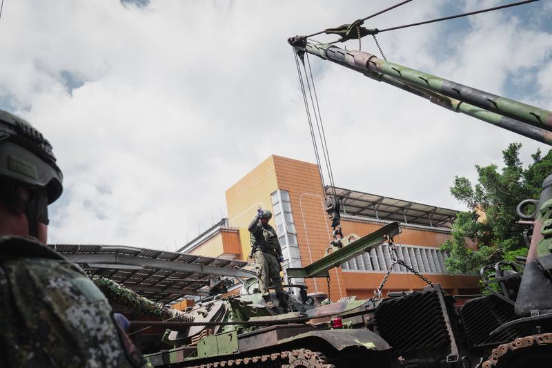 陸軍模擬CM11戰車機動過程中故障，通知前進支援小組保修，透過M88A1救濟車吊掛引擎蓋