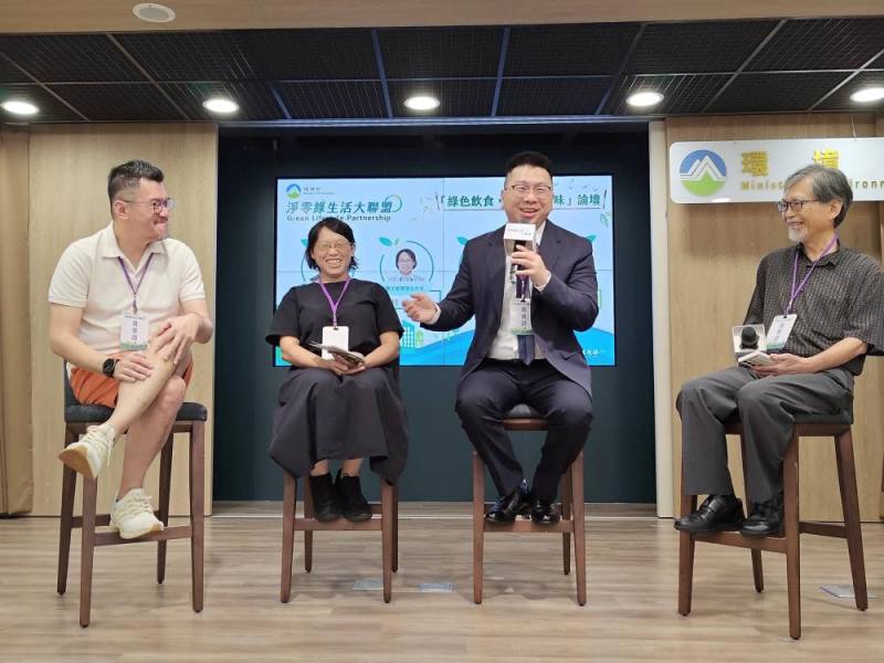 大聯盟綠色飲食論壇綜合座談，(由左至右)樂檸漢堡陳永中執行長、主婦聯盟合作社彭桂枝理事主席、安永生活陳利澤副總、臺灣大學郭華仁教授