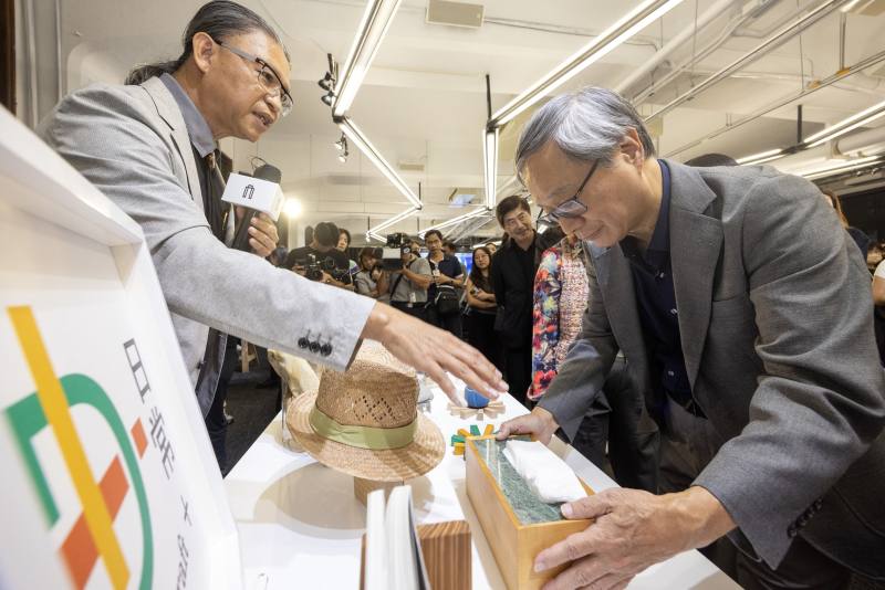 2025臺灣文博會文化策展區首次以工藝快閃選品店「日常＋」方式呈現，文化部長李遠（右）參觀體驗各品牌工藝精選品