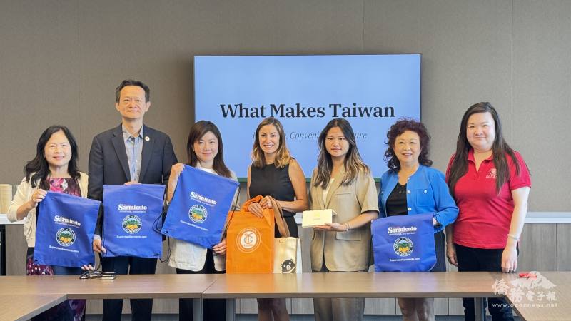 訪團代表與橙縣幕僚長Yasie Goebel（中）互贈禮品，左起柑縣臺美商會副會長陳鳳桃、柑縣臺美商會會長葉旭旻、橙縣文教中心主任蕭蓓如、訪團團長楊珮涵、顧問林翠雲及亞美老人服務中心執行主任王頌茹