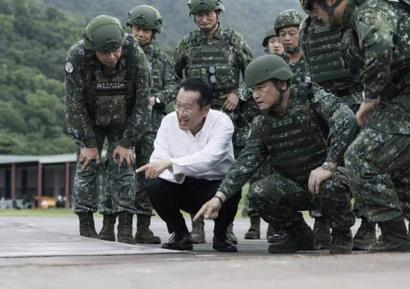 國防部長顧立雄15日赴花蓮，視導空軍跑道搶修演練，瞭解夜間跑滑道搶修演練流程。（國防部提供）