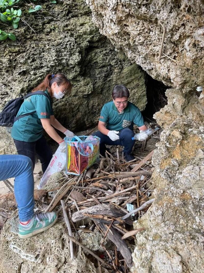 交通部觀光署大鵬灣國家風景區管理處辦理「愛龜淨灘接力賽」，15日的小琉球美人洞沙灘場次，由鵬管處長王玟傑（右1）帶隊，鼓勵遊客以實際行動投入環境維護。（大鵬灣國家風景區管理處提供）