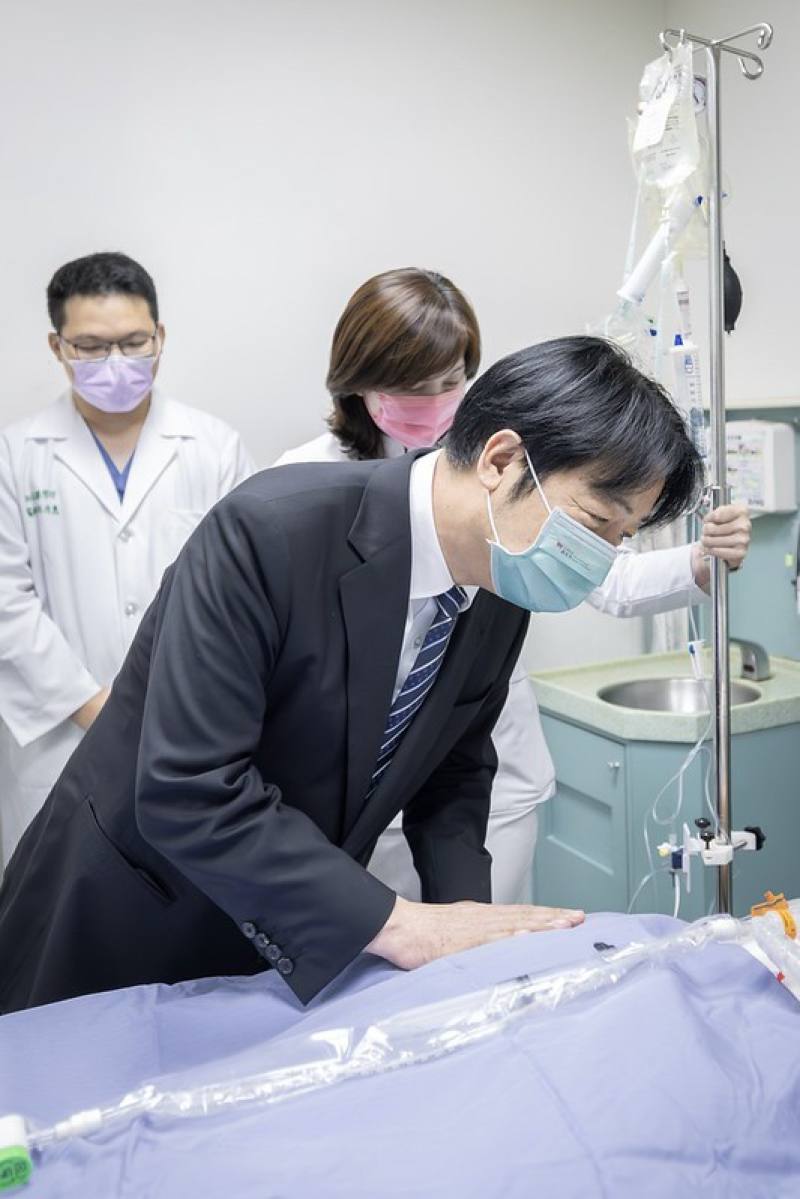 總統抵達後前往病房探視李姓台電員工，向院方了解其病情與醫療處置狀況