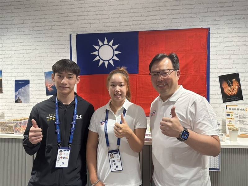 台灣男子擊劍好手陳弈通（左）和楊亞依（中），將擔任德國世大運台灣代表團的開幕式掌旗官。（體育署提供）