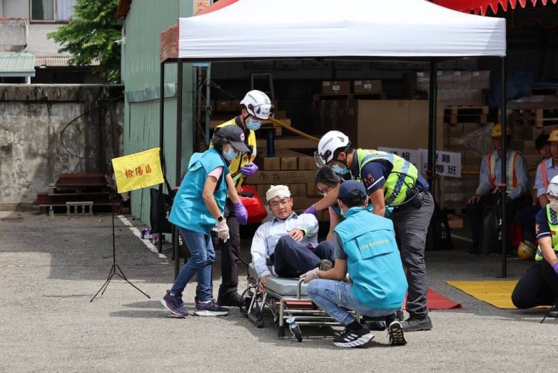 2025城鎮韌性（防空）演習15日下午在南投縣舉行，模擬飛彈來襲成災的搶救疏散具體作為，實施傷患現場醫療處理等實作演練。（南投縣政府提供）