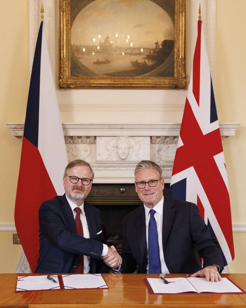 捷克總理費亞拉（左）14日在倫敦與英國首相施凱爾（右）會晤，雙方簽署協議，將合作發展核能小型模組化反應爐（SMR），共同搶攻國際出口市場。（英國首相府提供）