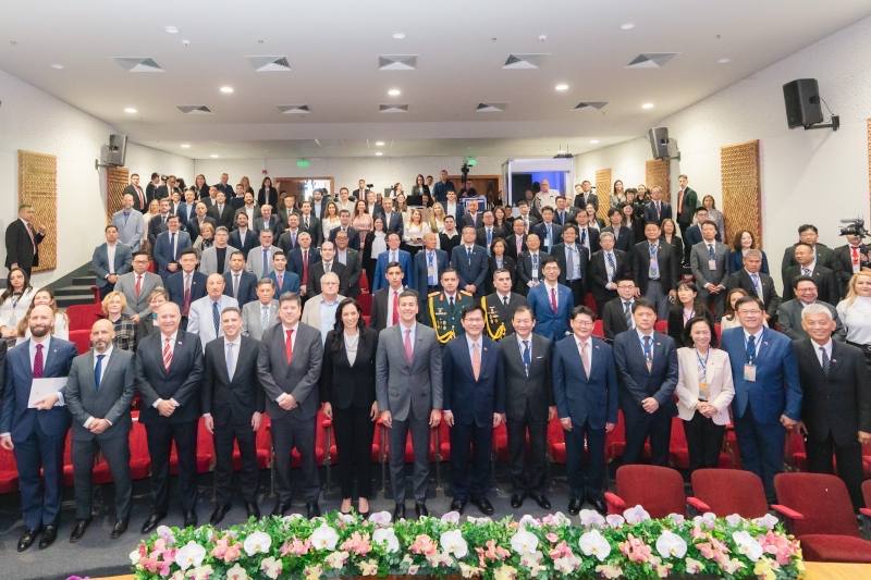 巴拉圭總統貝尼亞（Santiago Peña，前排左七）偕公共工程部長曾杜瓏（Claudia Centurión，前排左六）、工商部長西梅內斯（Javier Giménez，前排左五）、資通訊科技部長畢亞德（Gustavo Villate，前排左四）以及巴拉圭候任駐台大使費爾帝加（Darío Filártiga，前排左三）與外交部長林佳龍及企業代表團員合影。