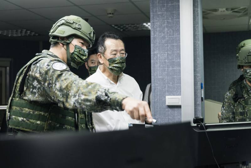 國防部長顧立雄15日赴花蓮，赴指揮所實地瞭解運作狀況與指揮管制作為。（國防部提供）