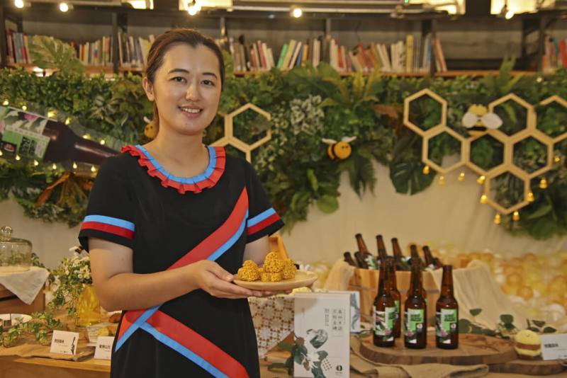 全台最高海拔阿里山限定夏季星空電影院，8月2日將在阿里山國家森林遊樂區香林神木劇場上映，同步販售「林下良品」最新推出的阿里山森林蜜啤酒、花粉米餅，豐富遊客觀影體驗。（小提醒：禁止酒駕，飲酒勿開車，飲酒過量，有害健康。）（林業署嘉義分署提供）