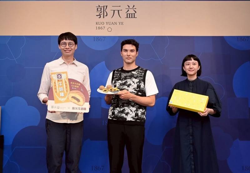 百年糕餅品牌郭元益14日宣布今年中秋檔期攜手森永牛奶糖，推出冰沙餡餅新口味，推出10種不同禮盒。左起為郭元益副總經理郭建偉、品牌代言人鳳小岳、聯名禮盒設計師子仙。（郭元益提供）