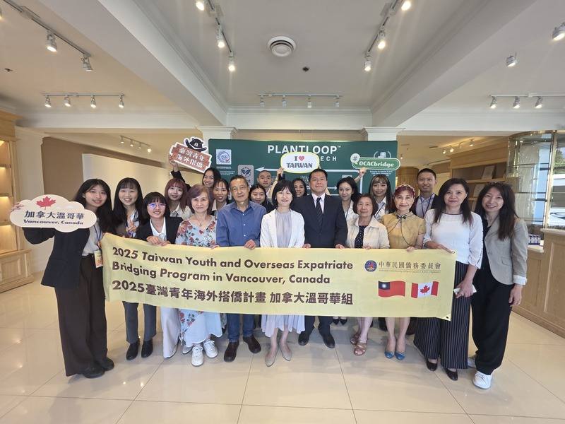 「台灣青年海外搭僑計畫」12名優秀年輕學子參訪加拿大綠色環保企業Lastic，營運長江許山（中間穿黑色西裝者）分享自己從小流氓變成功企業家的故事，以此激勵大家不要小看自己