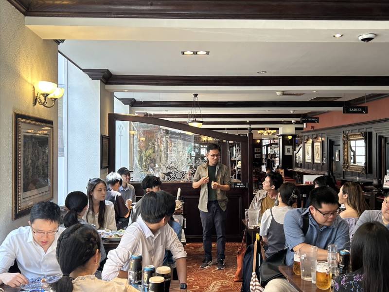 建築系校友黃家亮（站立者）向與會校友分享職涯經驗