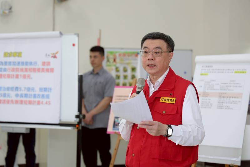 卓揆赴臺南視察風災災損，宣布提供每戶最高10萬元房屋損壞復原慰助金