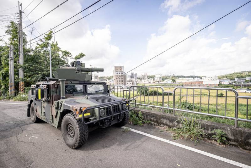 國軍「漢光41號」演習，16日由第五作戰區在台中地區實施「要域縱深防禦作戰演練」，出動拖式飛彈車，快速進入射擊位置。（軍方提供）