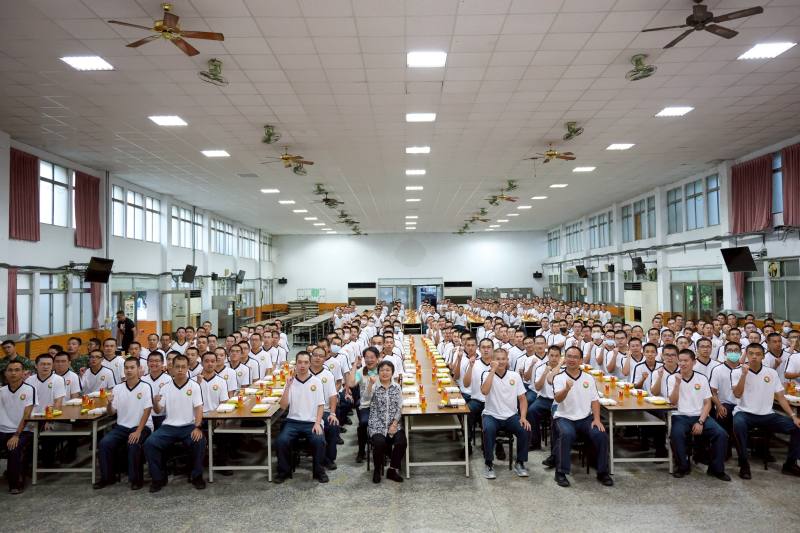 劉世芳與支援災後復原役男合影