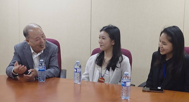 加拿大台裔企業家柯江忠（左）接待「台灣青年海外搭僑計畫」優秀年輕學子，慷慨分享自己創業成功經驗，鼓勵年輕人從台灣出發、邁向世界，讓世人看見台灣之光