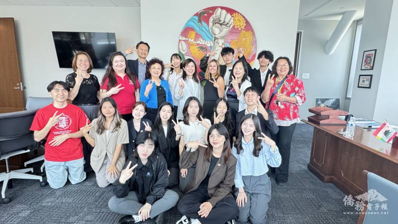 訪團參觀橙縣第二區縣政委員Vicente Sarmiento辦公室