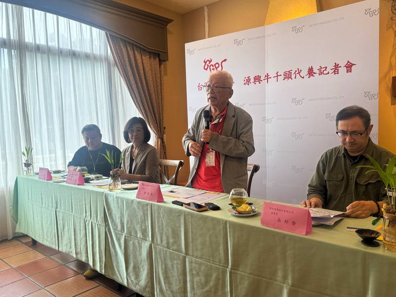 前總統李登輝生前致力培育的台灣和牛「源興牛」，2024年11月通過農業部品種審定，業者啟動「千頭代養計畫」，15日在花蓮新光兆豐農場舉行記者會，源興居生技公司董事長劉泰英（右2）說明計畫內容