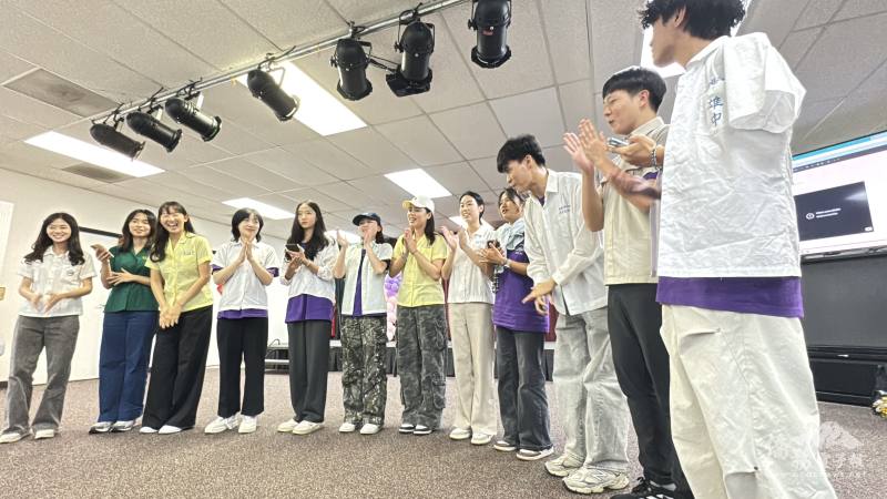 12位大學生披上高中制服合唱流行畢業歌《風箏》