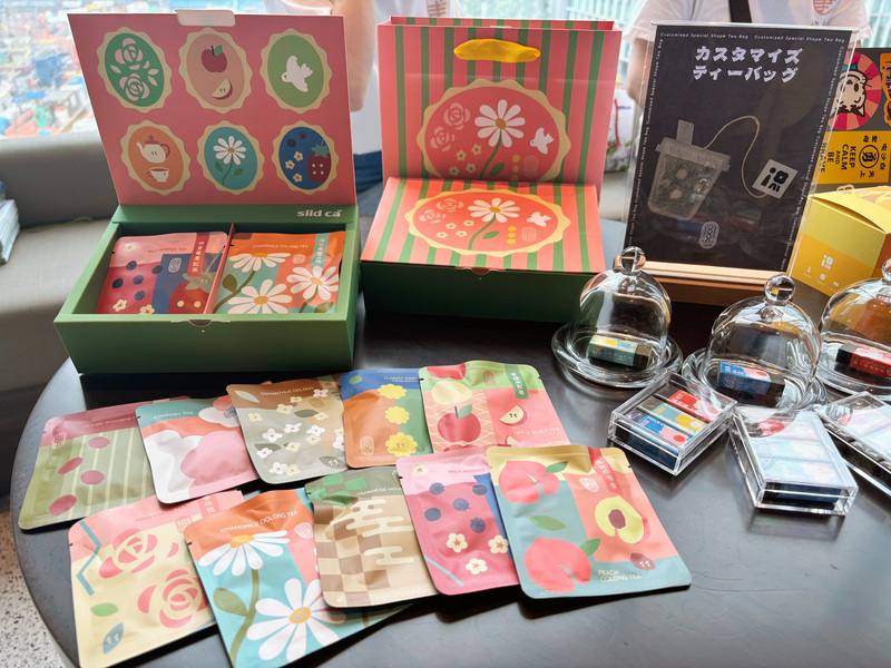 農業部與台灣區製茶工業同業公會15日在日本東京舉辦「現代台灣茶精選」，展示多款台灣茶產品，包括烏龍茶與紅茶的散葉茶、茶包等，甚至還有以茶葉殘渣製作、充滿茶香的橡皮擦，相當特別