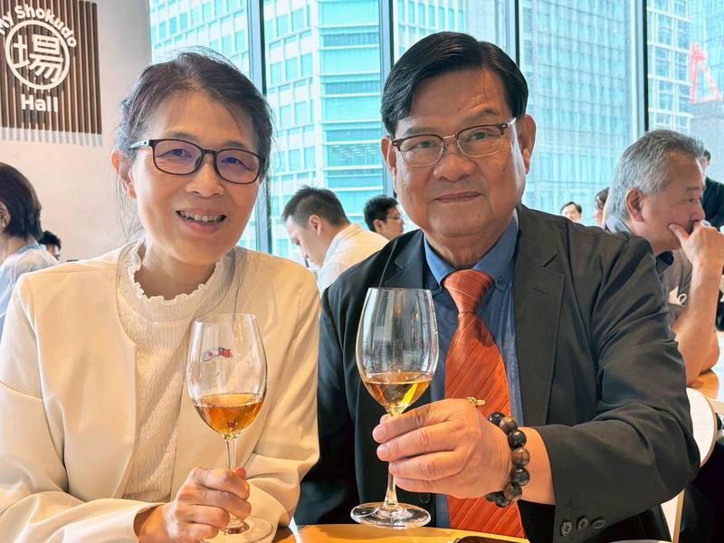 農業部與台灣區製茶工業同業公會15日在日本東京舉辦「現代台灣茶精選」，台灣區製茶工業同業公會理事長陳雲康（右）與駐日代表處農業組副組長蔡淳瑩（左）品嚐法式主廚兼甜點師運用台灣茶製作的各式創意料理與甜點