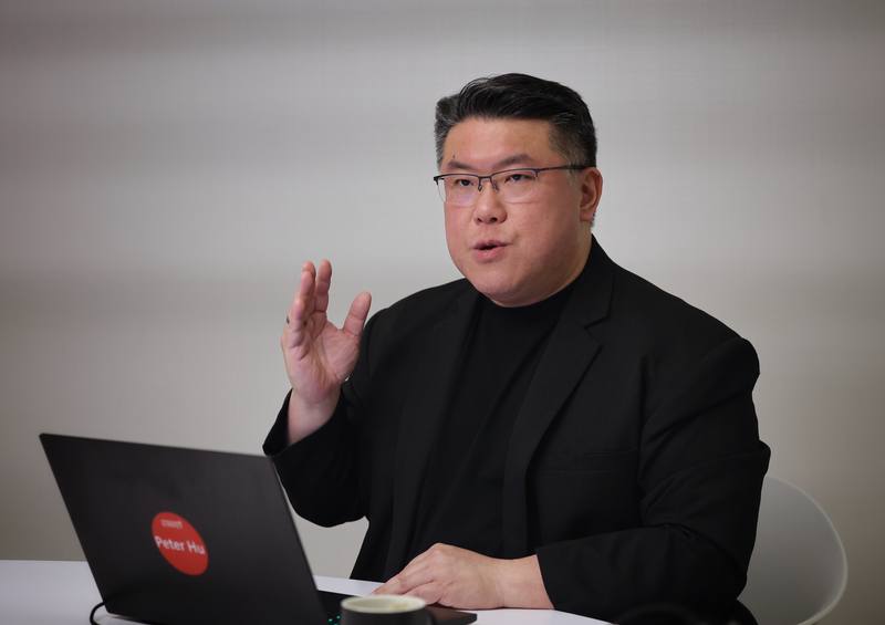 遠傳資訊長胡德民說，遠傳內部需維運超過400套系統，夜班人力有限，AI介入後，值班人員能以自然語言詢問AI，讓年資較淺的工程師也能快速定位問題，縮短處理時效