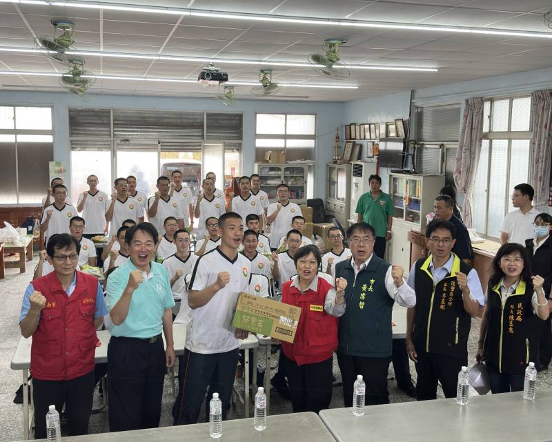 劉世芳偕同替代役訓練及管理中心執行長沈哲芳前往受災地區向役男表達慰勉與感謝