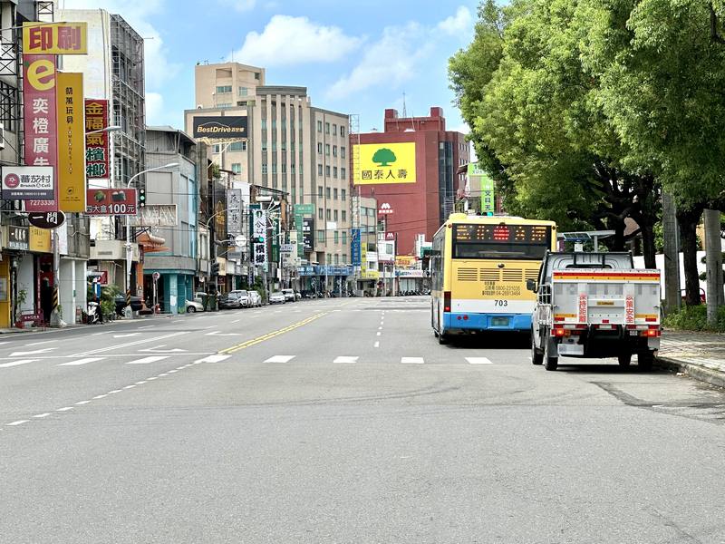 2025城鎮韌性（防空）演習15日在彰化縣登場，實施30分鐘防空疏散避難等空襲防護演練，下午1時30分警報聲一響，彰化市街頭車輛立即停靠路邊