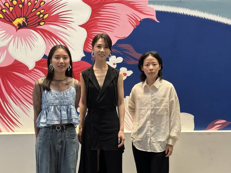 短片「黑犬」導演楊羚、演員謝盈萱與短片「也許這個故事叫護唇膏」導演簡莉穎在紐約台北文化中心合影