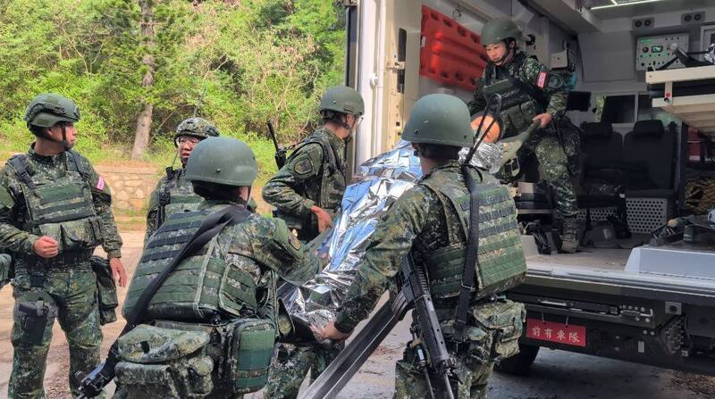 國軍「漢光41號」實兵操演持續進行，陸軍金門防衛指揮部15日下午在花崗石醫院，實施戰傷救護與大量傷患後送演練