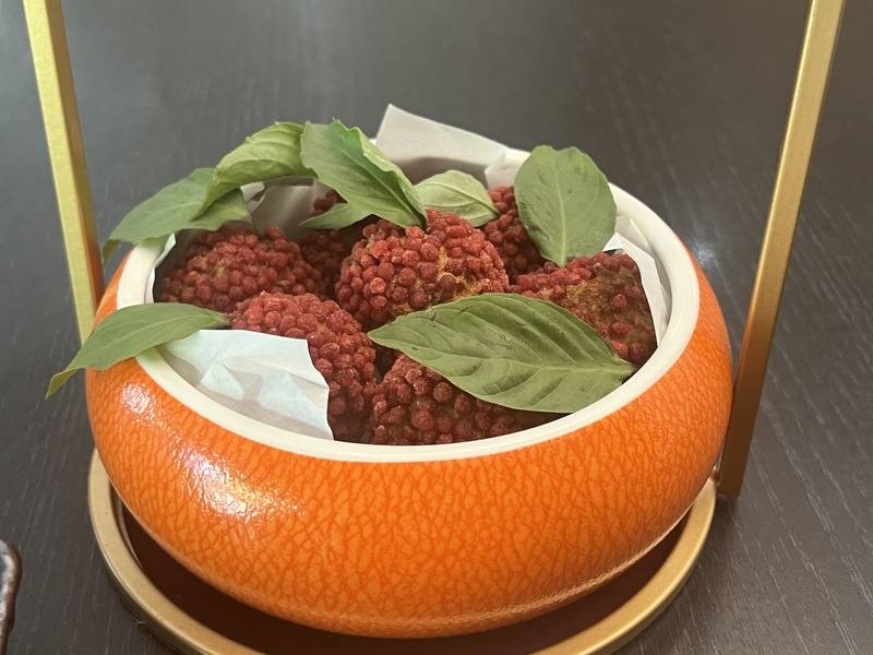 台中西屯區1家無菜單料理餐廳，暑假檔期推出特色料理「荔枝蝦球貴妃笑」，結合當季水果入菜