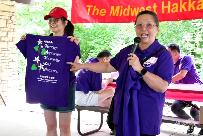 美國中西部客家同鄉會會長張玉芳介紹客家「HAKKA」英文字的意義