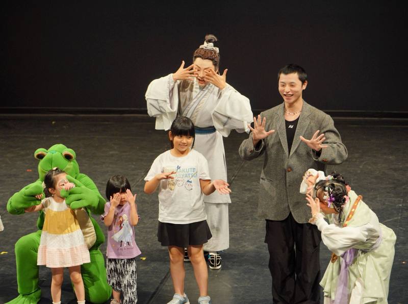 唐美雲歌仔戲團《收妖日記：顛倒大王的秘密》邀請現場小朋友上臺互動演出。