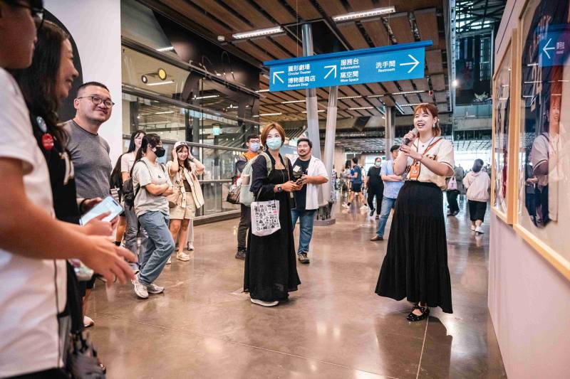 策展人鄭莘蓓現場導覽解說