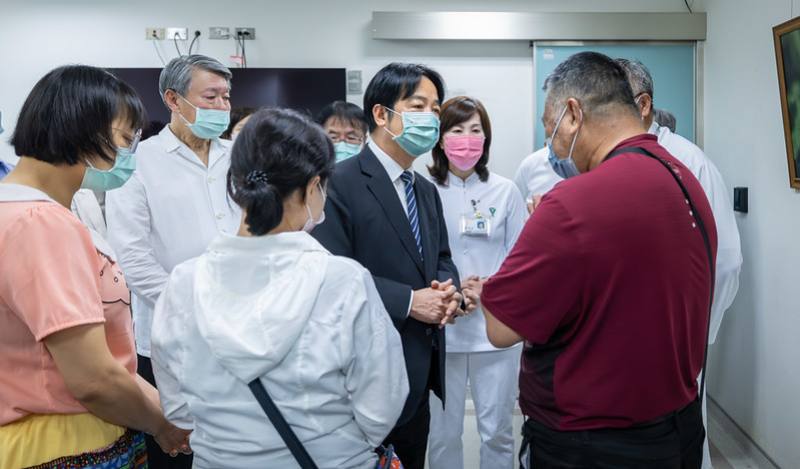 台電嘉義區處李姓員工15日為搶修丹娜絲颱風災損復電工程遭電擊重傷，賴清德總統16日上午前往臺南奇美醫院探視及向家屬致意