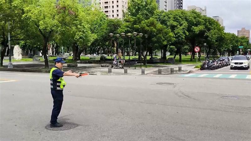 A police official directs traffic to park along the roadside in coordination with Taiwan's urban resilience drills in Taichung on Tuesday. CNA photo July 15, 2025