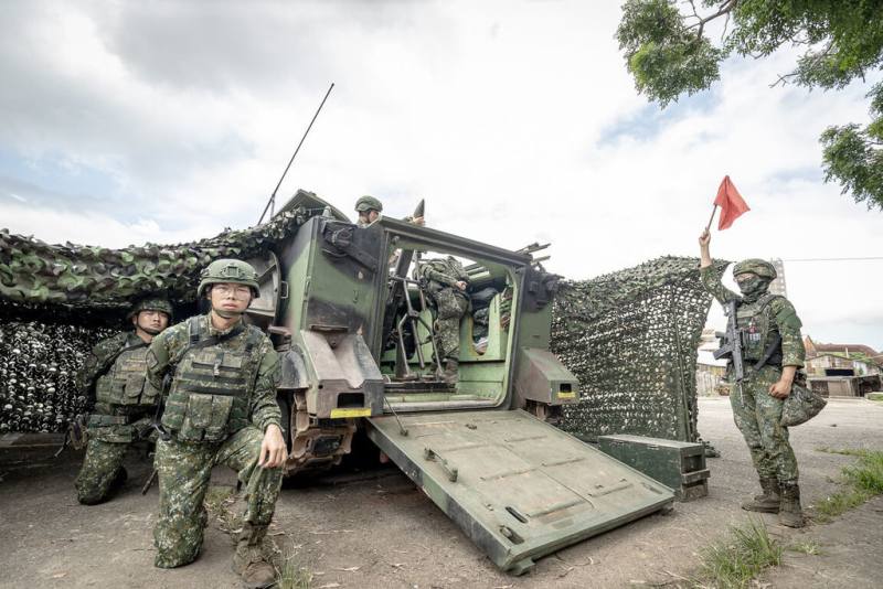 國軍「漢光41號」演習，16日由第五作戰區在台中地區實施「要域縱深防禦作戰演練」，圖為120迫砲待命射擊。（軍方提供）